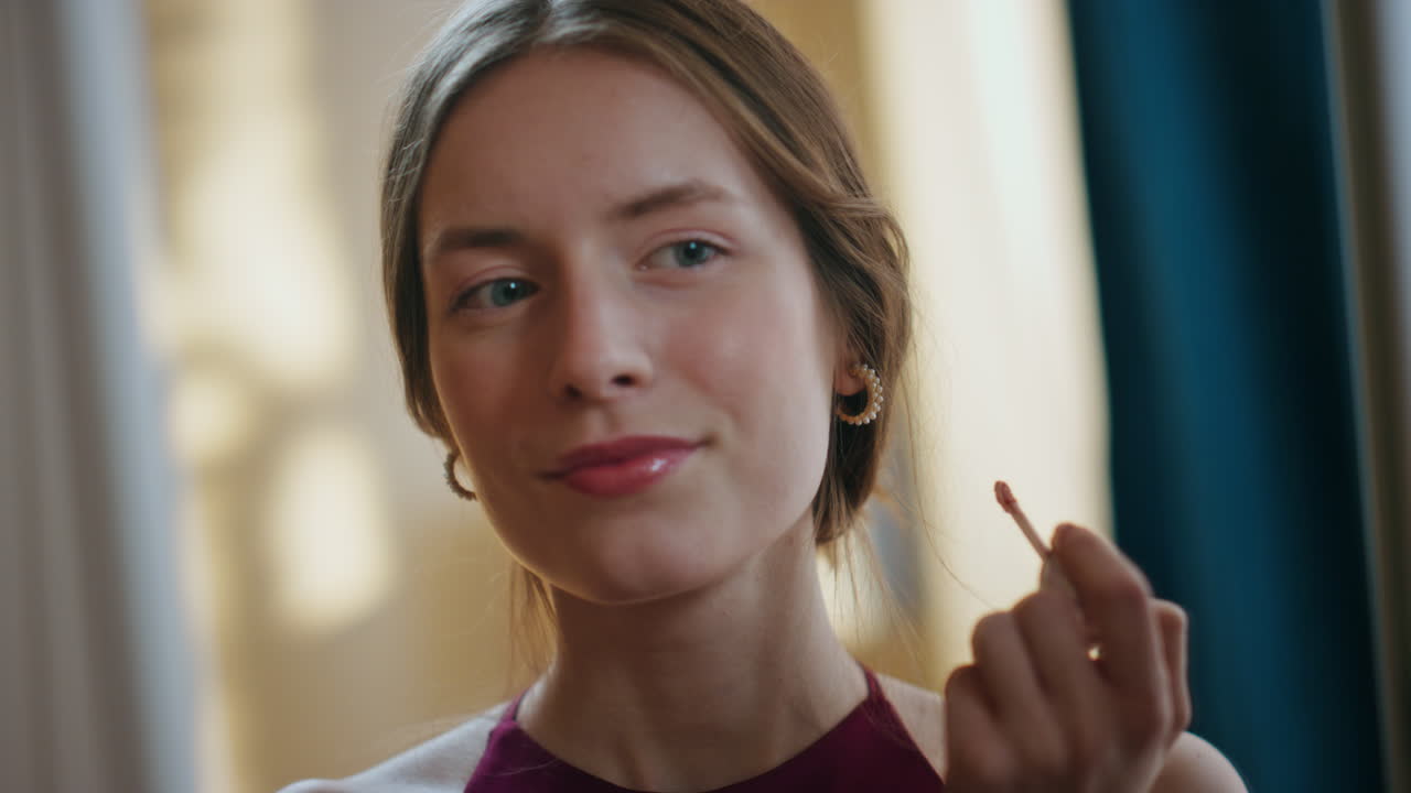 hermosa chica pintando los labios en el reflejo de primer plano. mujer atractiva buscando