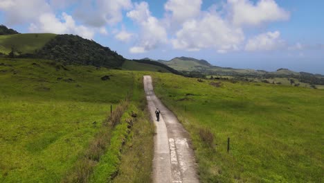 ciclismo de montaña en las verdes colinas