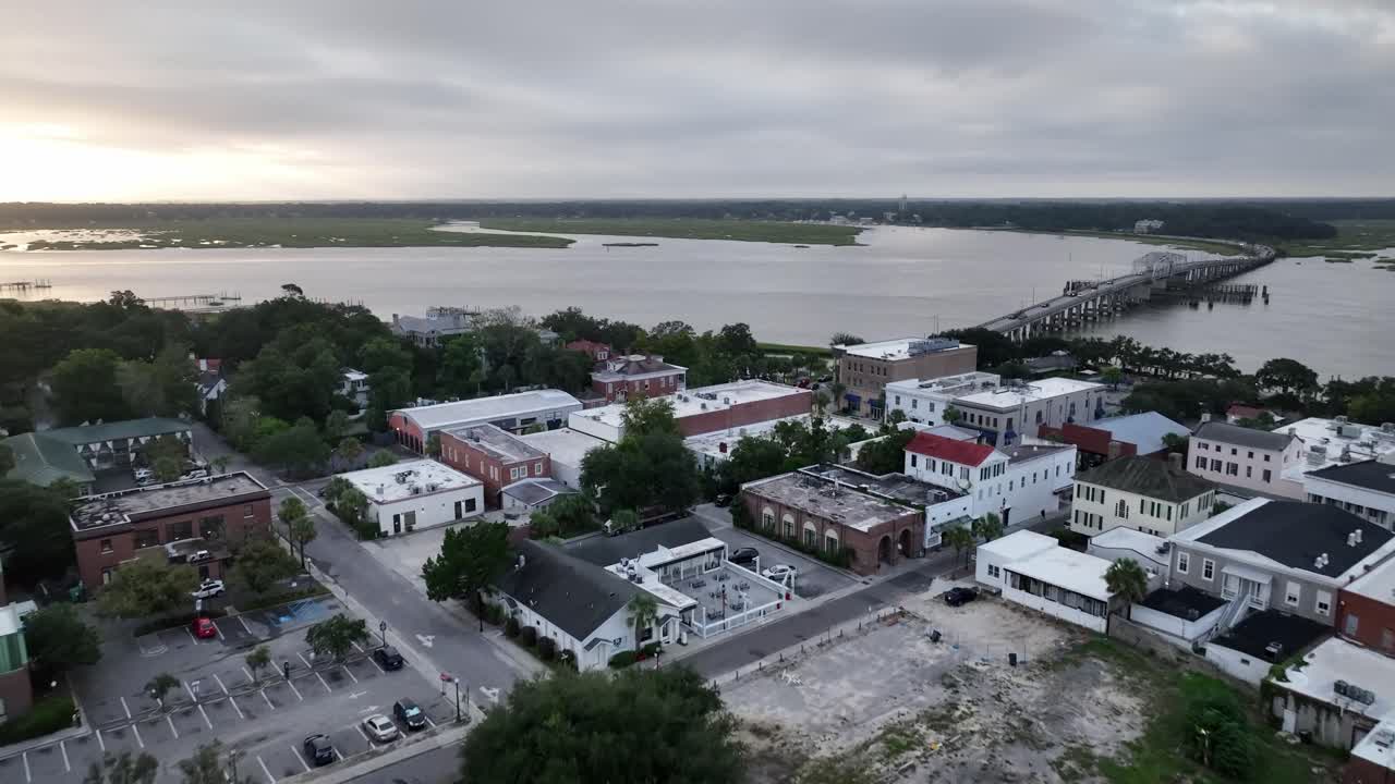 aerial de beaufort sc, carolina del sur al amanecer sobre el centro de la ciudad
