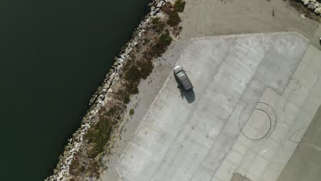 bajando lentamente al lote con un dron