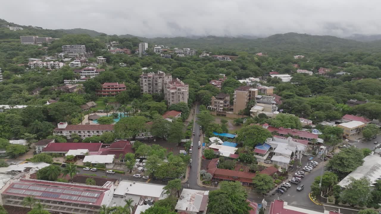 Tamarindo, Provinsi Guanacaste di Kosta Rika dengan latar belakang video drone dan ke kiri pusat kota
