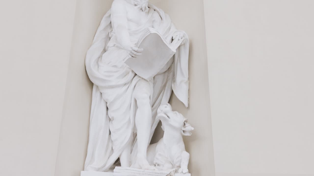 29 мая 2022 года: части соборной базилики в вильнюсе, литва, красивые скульптуры базилики, видео 4k