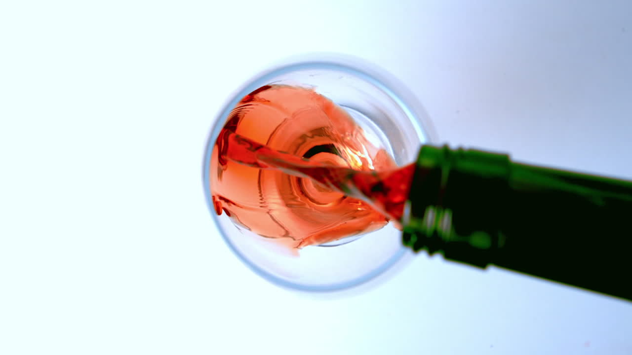 Ripresa dall'alto di vino rosso versato in un bicchiere