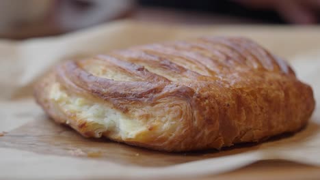 un delicioso croissant de queso