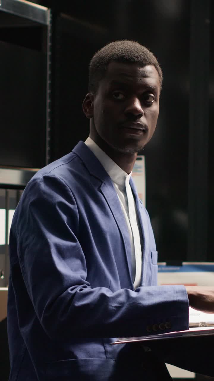 Uomo con blazer blu in ufficio