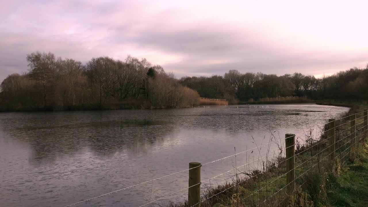 Giornata invernale al Lago Nero nel Cheshire, Regno Unito, con sentiero pedonale vuoto