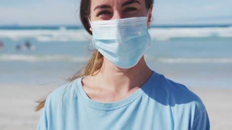 retrato de una mujer caucásica con camiseta de voluntario y máscara facial mirando a la cámara