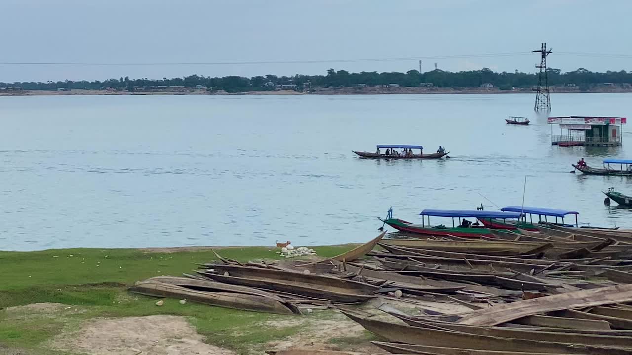 barcos de pesca tradicionales que viajan a través de un río en bangladesh