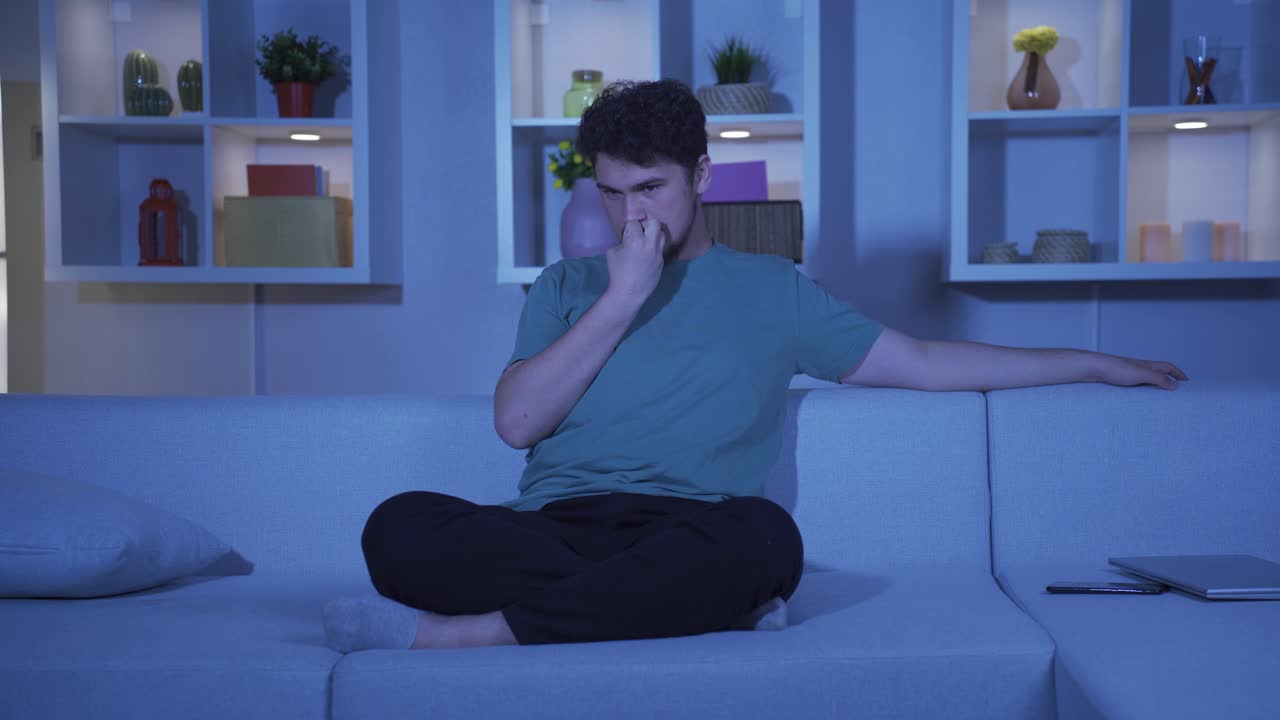 밤에 집에서 스트레스로 인해 손 ⁇ 을  ⁇ 는 남자.