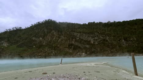 vista de bajo ángulo a través del pintoresco lago kawah putih cauldera de indonesia