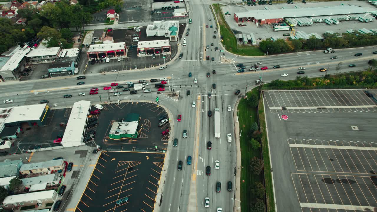 미국 의 바쁜 교차로 에서 건조 한 밴 트럭 운전자 를 따라