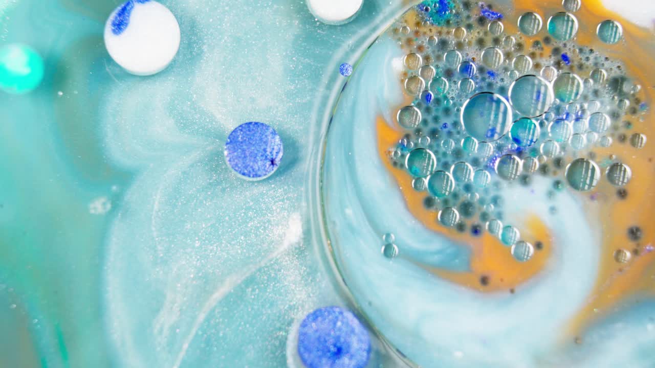 파란색과 오커색 액체에 용해되는 컬러 태블릿 수채화 잉크 액체