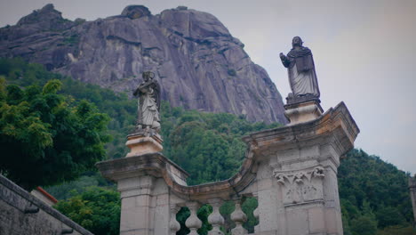 Santuario-De-Nossa-Senhora-Da-Peneda-En-Las-Estatuas-De-Entrada-Del-Parque-Nacional-De-Gerês,-Plano-Lejano