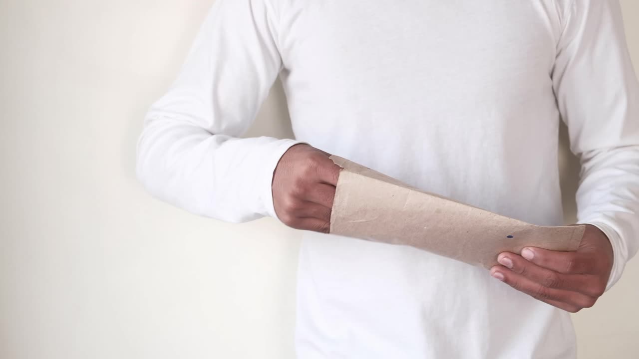 hombre con un yeso y un sobre de dinero