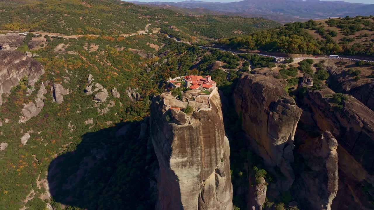 Vista aerea che mette in risalto i monasteri di Meteora sulle rocce in Grecia.