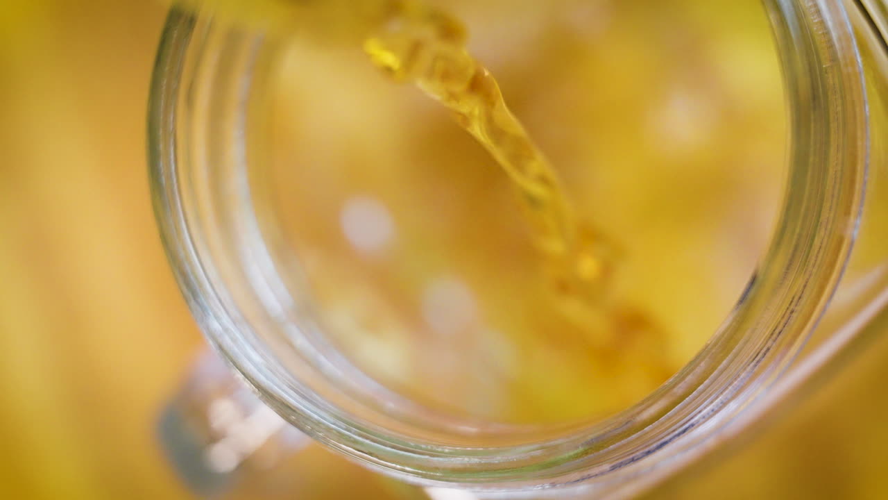 Primo Piano Di Birra Fredda E Rinfrescante Versata In Una Caraffa Di Vetro