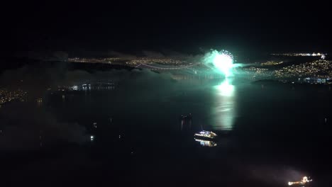 hermosos fuegos artificiales de año nuevo junto al puente askoy en bergen, noruega - clip estático de medianoche de la montaña stoltzen