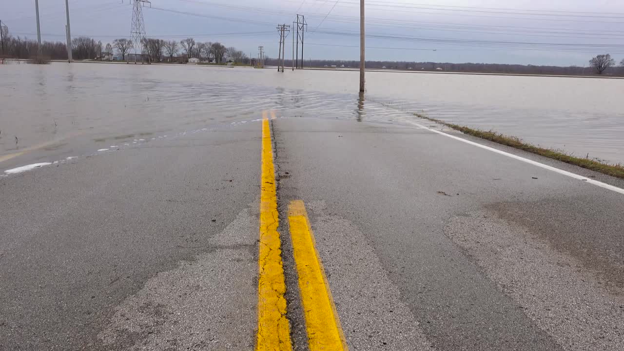 2016년 미주리에서 강렬한 폭풍이 몰아치는 동안 도로를 쓸어버린 홍수의 기울기