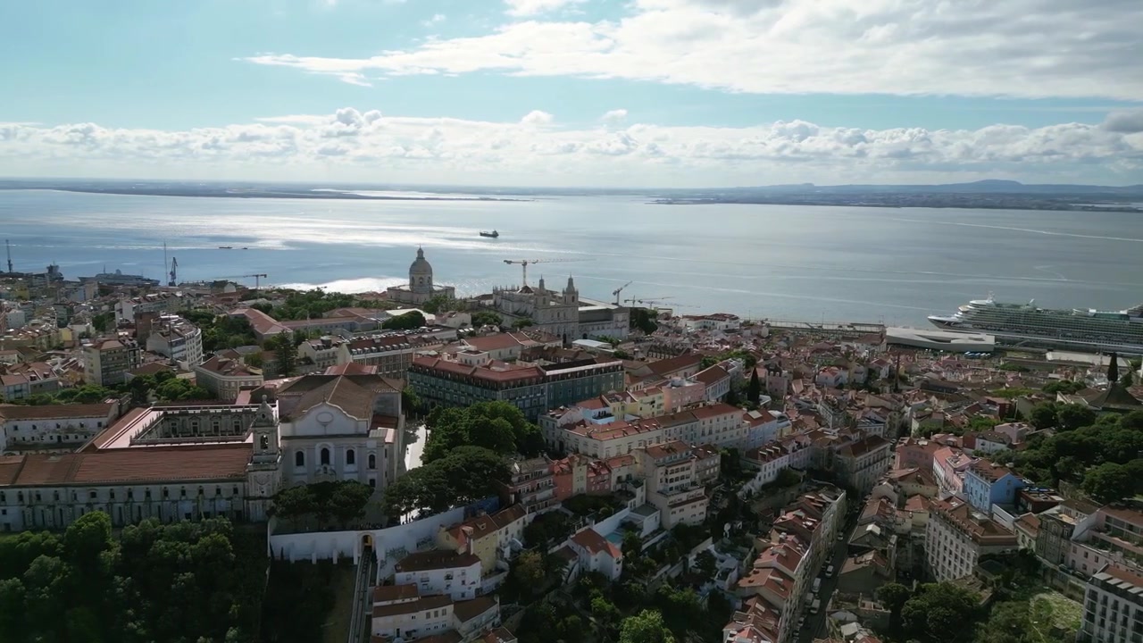 Imágenes aéreas de dron sobre Lisboa, Portugal: horizonte urbano, arquitectura histórica y paisaje ribereño bajo una luz clara. Ideal para proyectos de viajes, turismo y ciudad