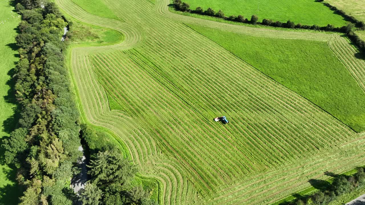워터포드 아일랜드에서 농업 트랙터 가을 아침 비옥한 땅에서 일