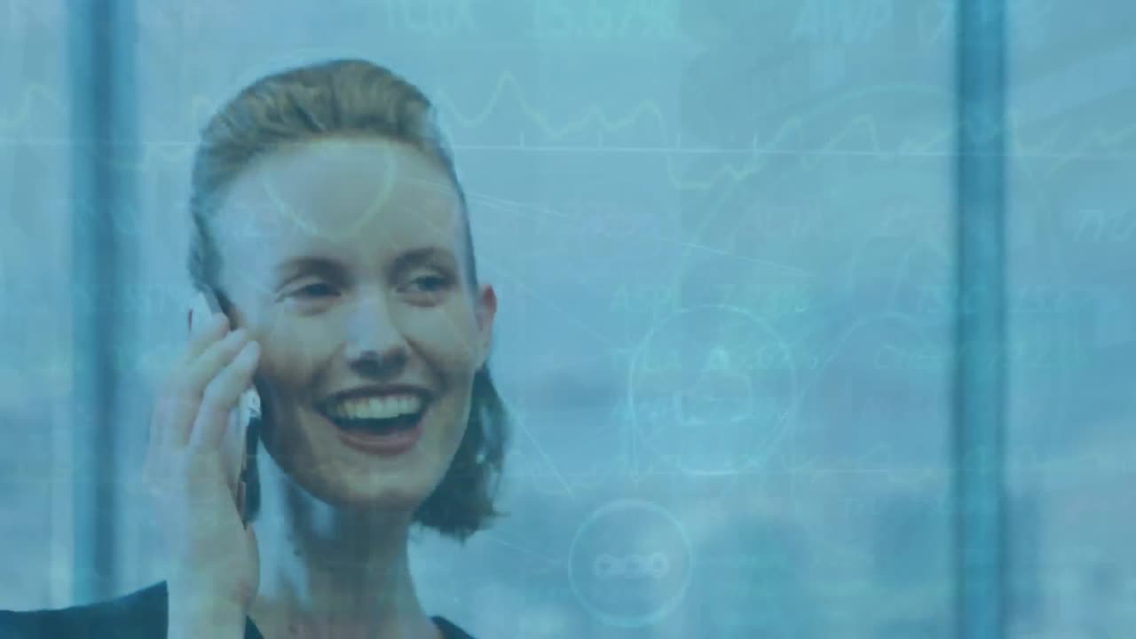 Animazione di icone ed elaborazione dati su donna d'affari caucasica che usa lo smartphone