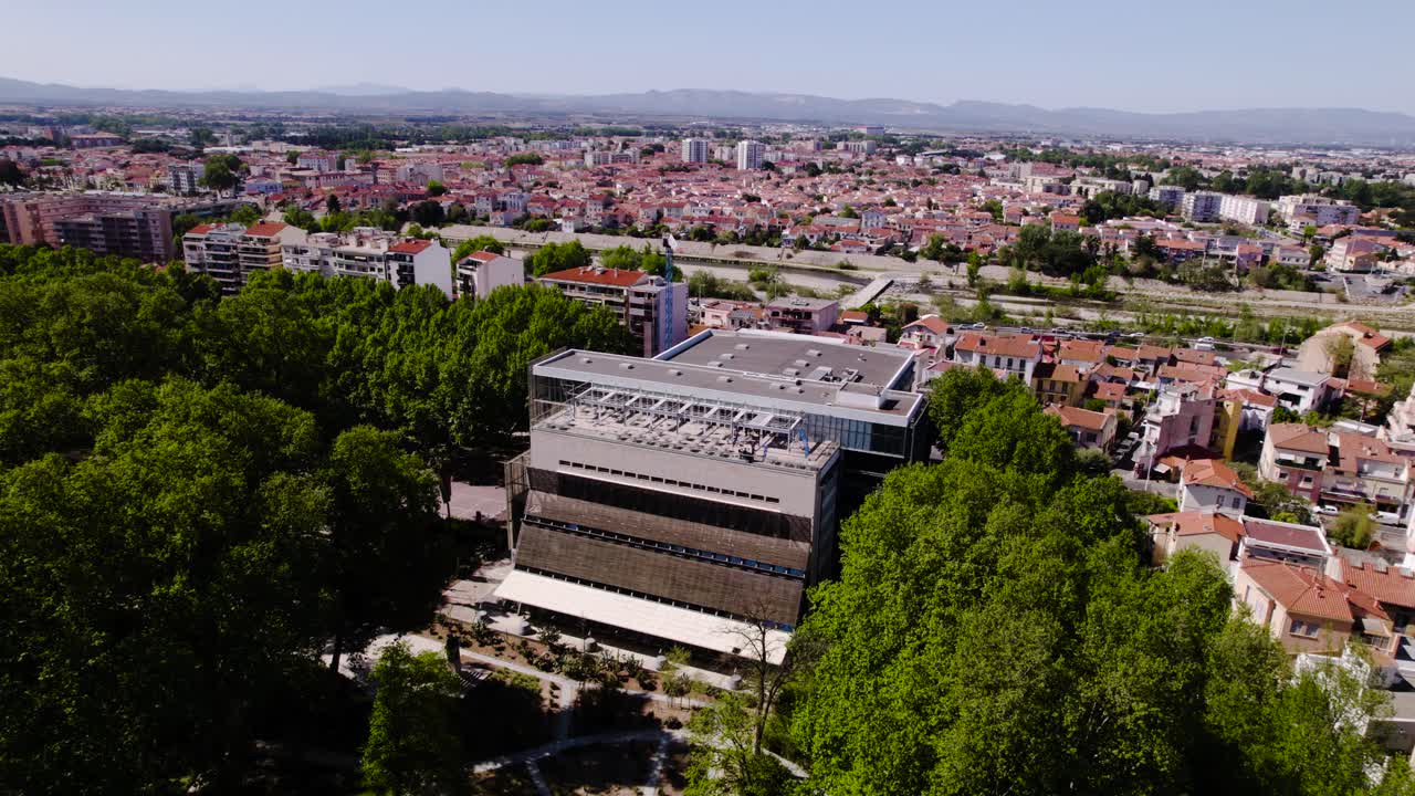 프랑스 의 페르피 ⁇  시 에 있는 컨벤션 센터 의 공중 촬영