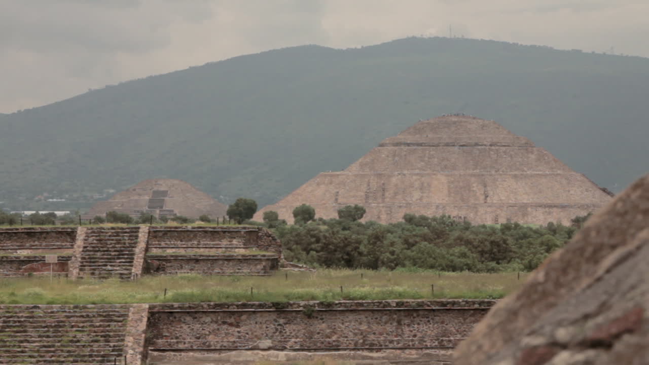 Campo lungo delle antiche piramidi di Teotihuacan in Messico, che mostra la grandiosità di questa storica città mesoamericana alla luce del giorno