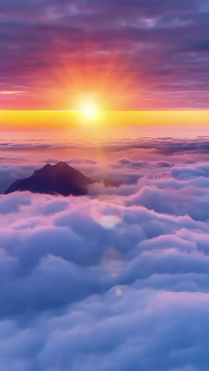 Tramonto mozzafiato su una cima di montagna sopra le nuvole