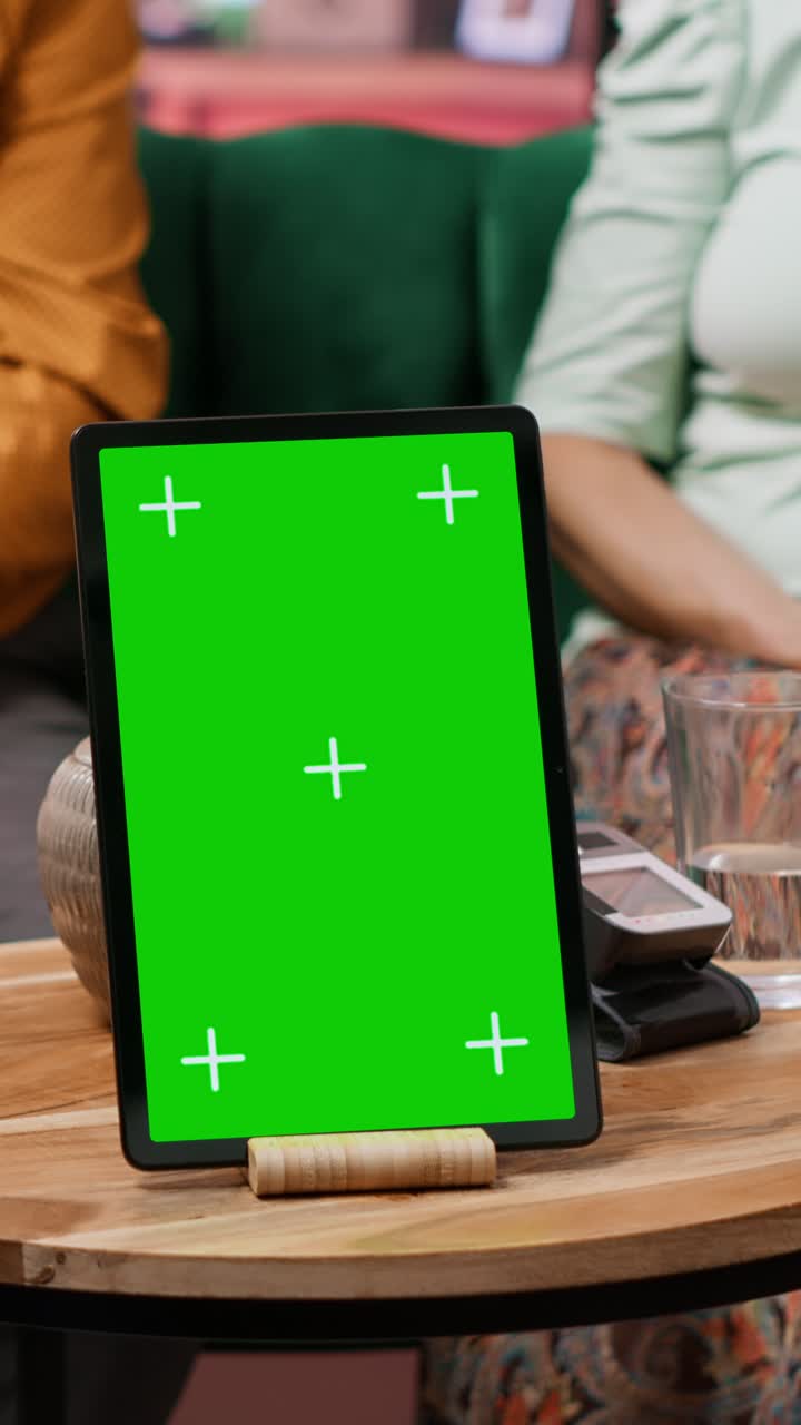 Video verticale: assistente medico che legge una prescrizione medica a persone anziane