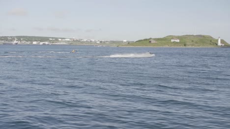 paseos en moto de agua cerca de una isla