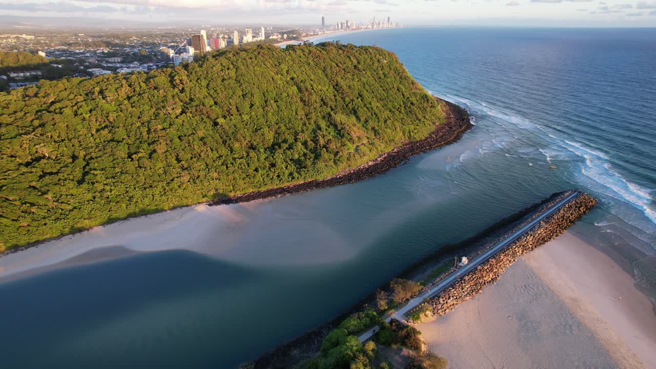 Tallebudgera Creek presso il Parco Nazionale di Burleigh Heads all'alba nella Gold Coast, QLD, Australia. - Ripresa aerea.