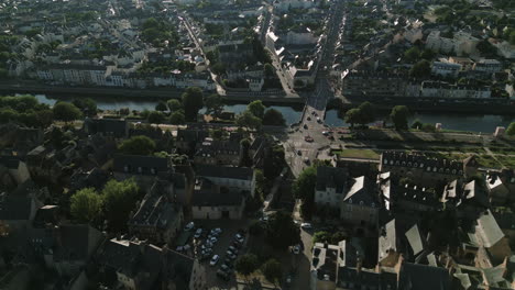 ciudad de le mans con puente sobre el río sarthe, francia