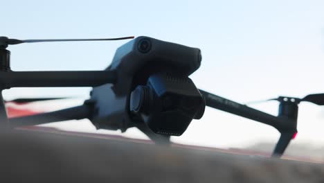 정적 dji mavic 3 pro 드론의 낮은 각도 뷰