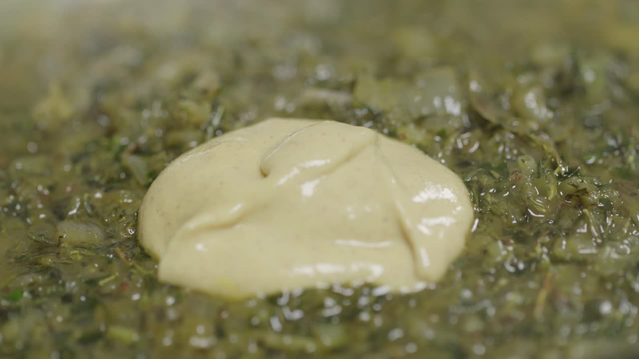 뜨거운 팬 에 겨자 한  ⁇ 어리 를 첨가 한다