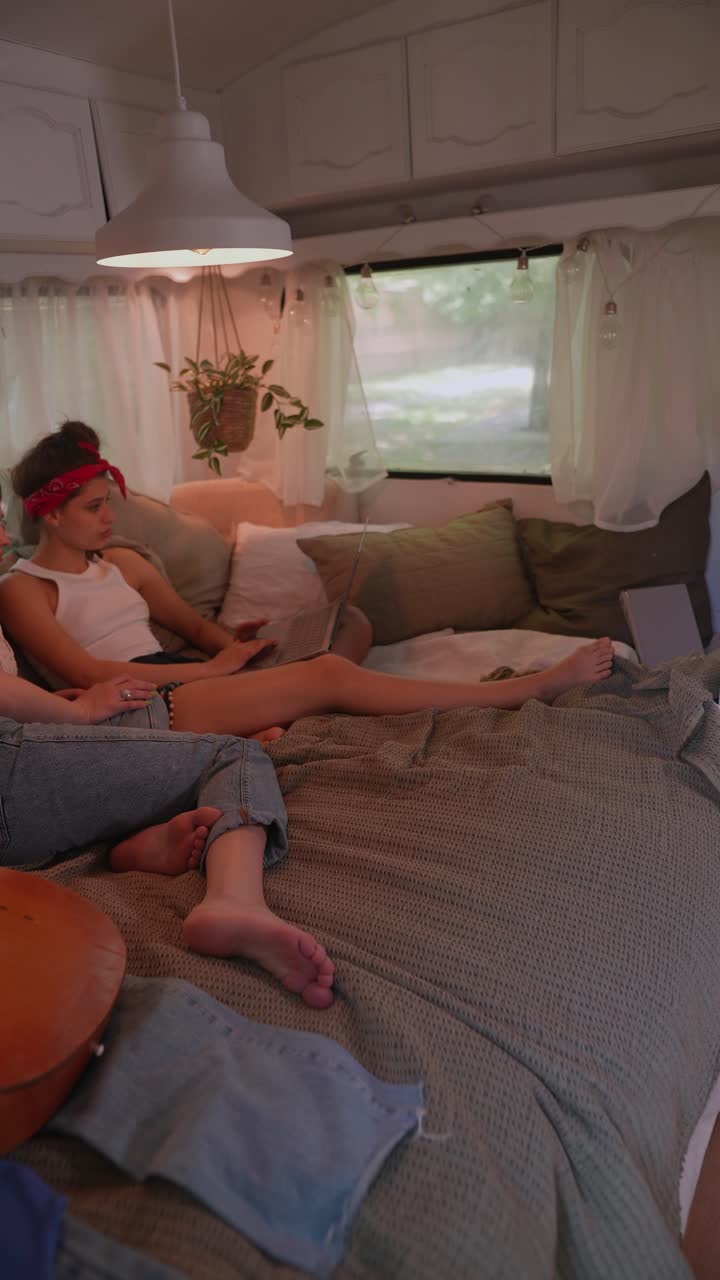 campistas acogedores y nómadas digitales