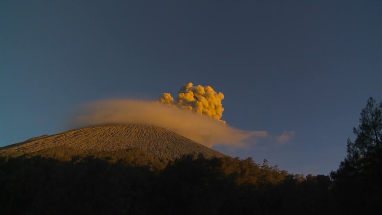 un gran volcán entra en erupción en una nube de humo y ceniza