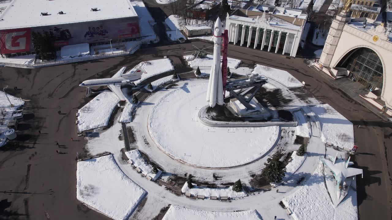 воздушный вид памятника ракете в зимнем парке