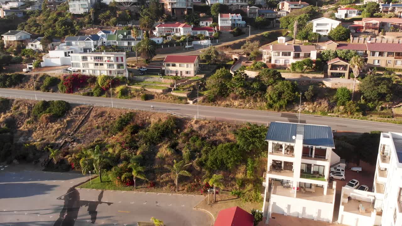 멀리 있는 모셀바이 남아프리카 언덕을 오르는 자전거 타는 사람의 드론 샷