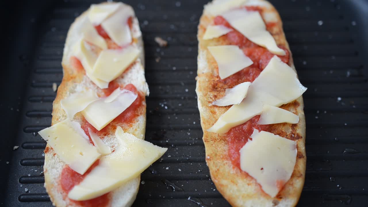 Friggiamo panini. Riprese in cucina. Processo di preparazione di un piatto.