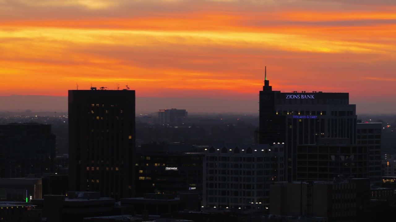 Imagem de drone do pôr do sol no centro de Boise