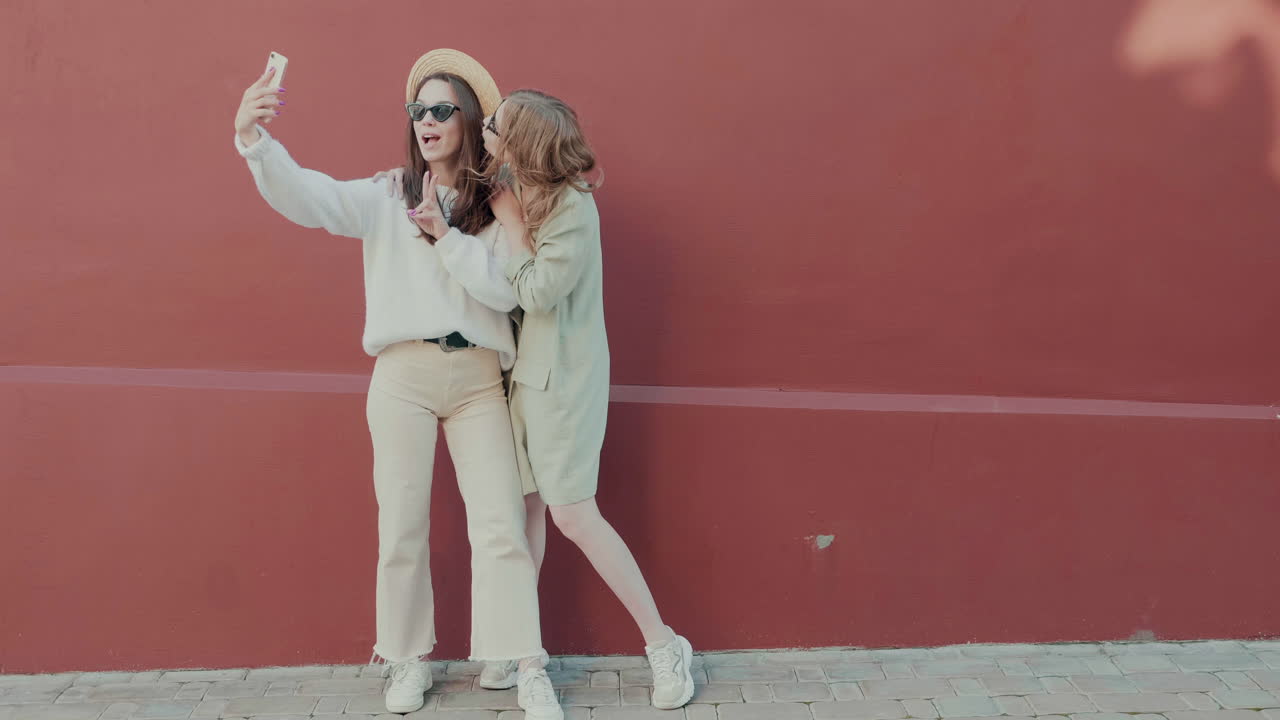 dos mujeres jóvenes tomando una selfie