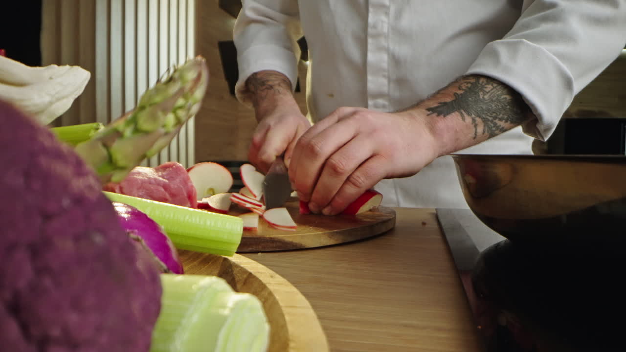 chef preparando verduras frescas