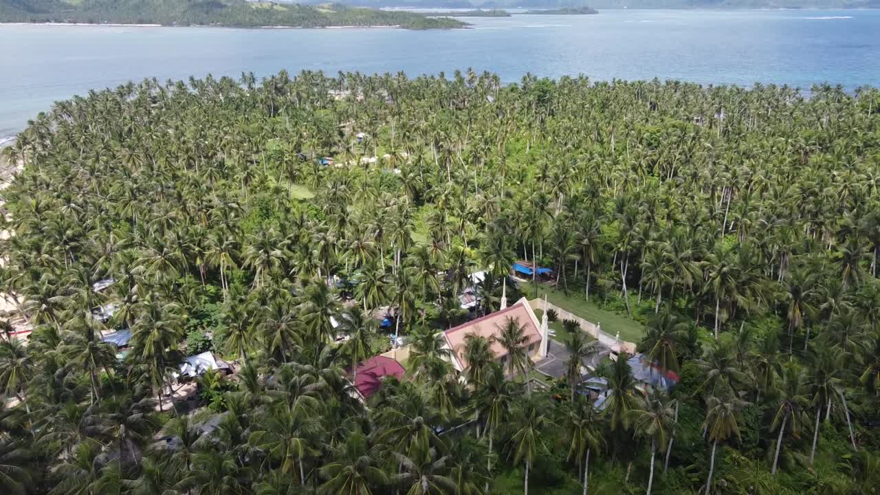 pequeña capilla de la iglesia en medio de un exuberante bosque de palmeras en la isla tropical de corregidor, siargao