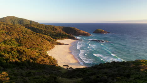 Beautiful-drone-shot-of-North-Smoky-Beach,-the-Ledge-and-Green-Island-near-Smoky-Cape-Lighthouse,-Australia