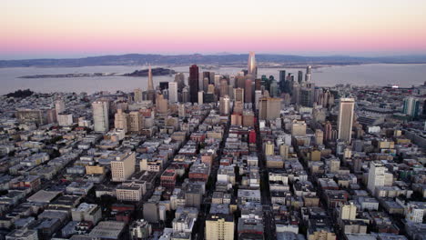 Vista-Aérea-De-Un-Cielo-Vibrante-Sobre-El-Paisaje-Urbano-De-San-Francisco---Retroceso,-Disparo-De-Drones