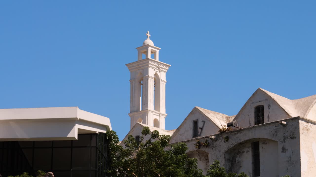 북 키프로스의 푸른 하늘을 배경으로 흰색 종교 탑