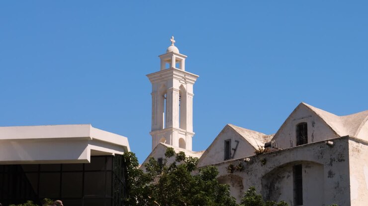 Torre religiosa bianca contro il cielo blu a Cipro del Nord