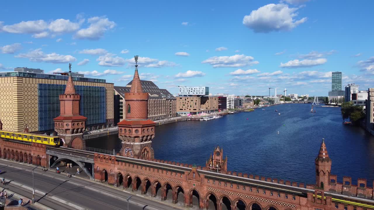 el metro amarillo cruza los coches del puente.