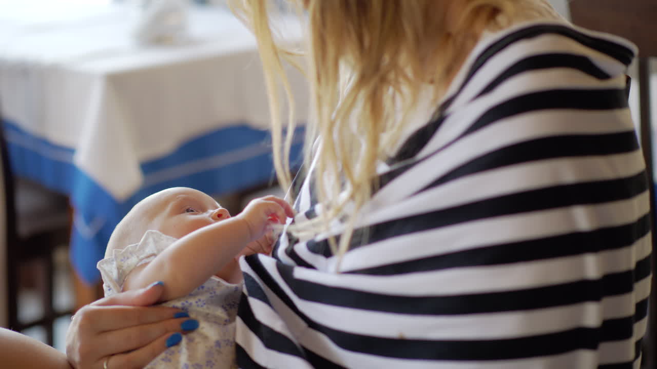 아기 딸을 안고 있는 어머니