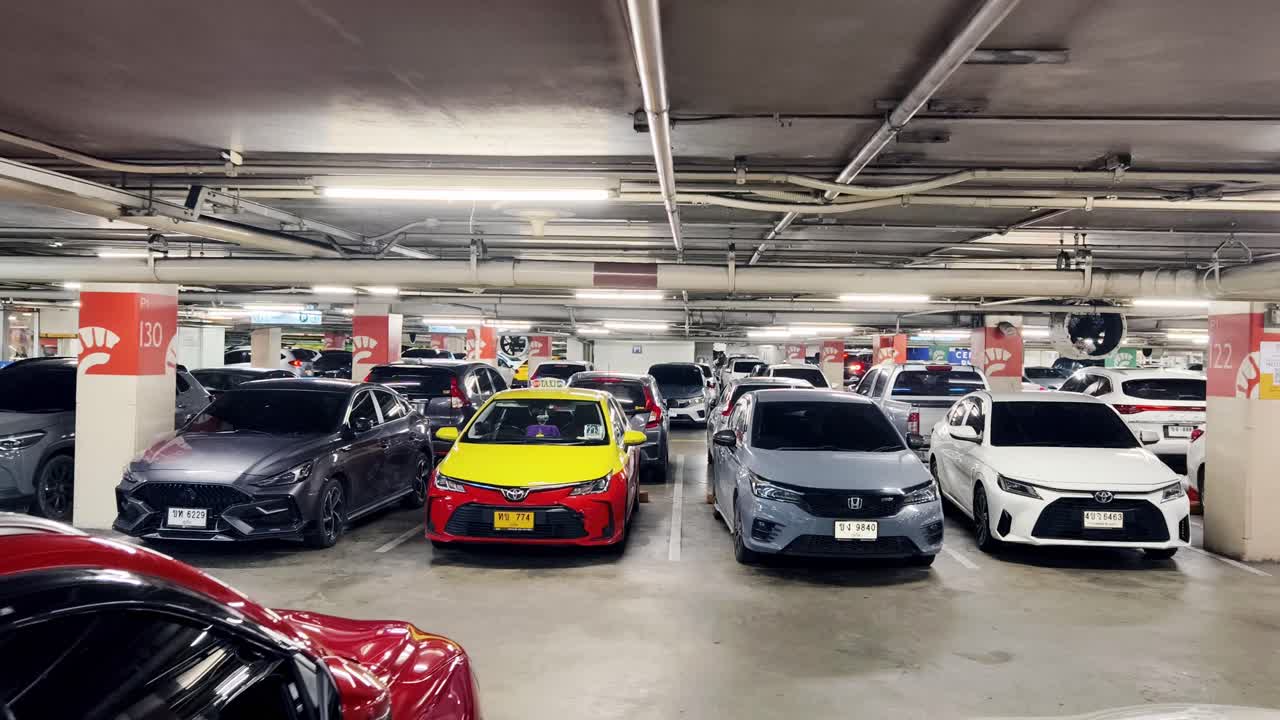 garaje de aparcamiento subterráneo con varios vehículos